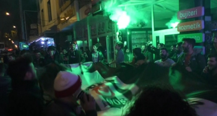 Beşiktaş Taraftarları Soğuk Havada Sokağa Döküldü