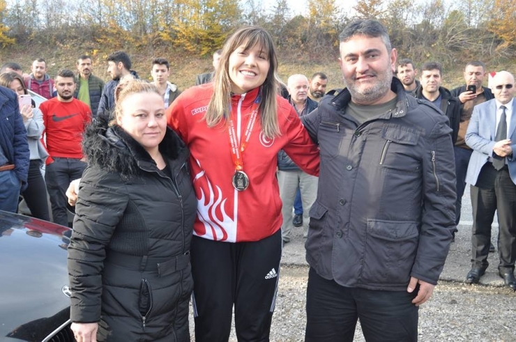 Şennur Demir Memleketinde Coşkuyla Karşılandı