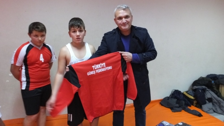 Burhaniye’de Ataş, Genç Güreşçileri Sevindirdi