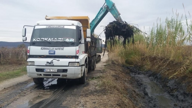 Gölmarmara’da 2 Kilometrelik Dere Temizlik Çalışması Başladı