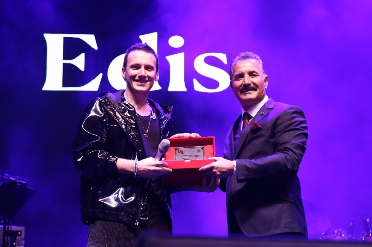 Ünlü Sanatçı Edis, Torosları Coşturdu