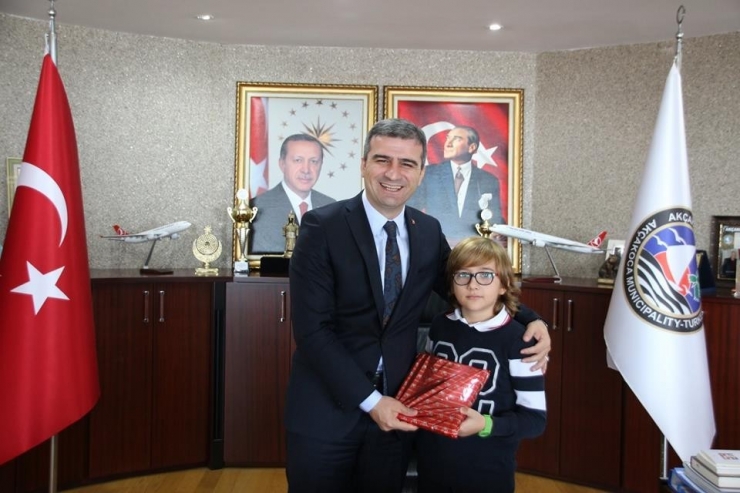 Başkan Cüneyt Yemenici Başarılı Öğrencileri Ödüllendirdi