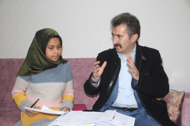 Böbrek Nakli Bekleyen Merve, Evde Eğitimle Okuluna Devam Ediyor