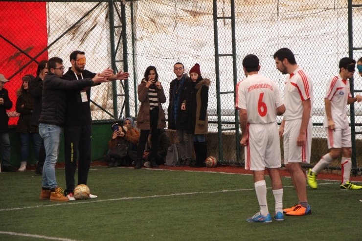 Gözlerini Bağlayıp Görme Engellilerle Maç Yaptılar