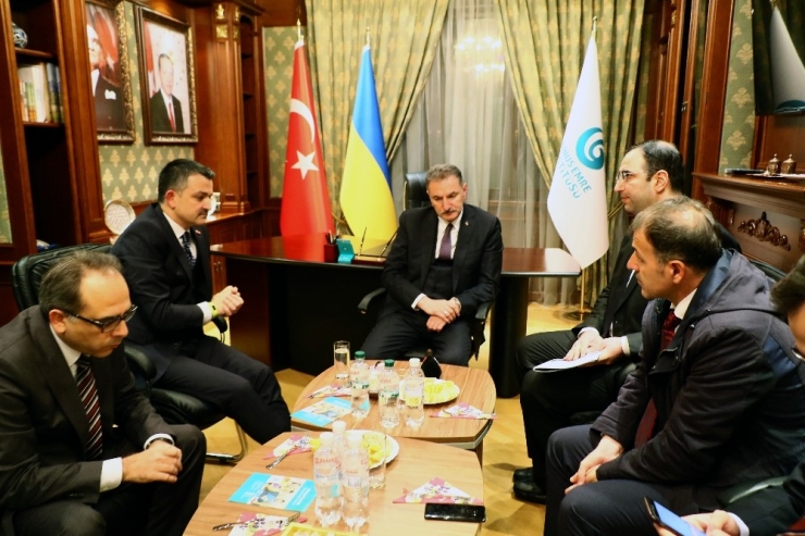 Bakan Pakdemirli, Ukrayna’da Yunus Emre Enstitüsünü Ziyaret Etti