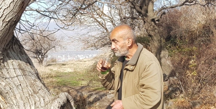 "Bakım Evinde Rahat Edemem" Diye 7 Aydır Arazide Yaşıyor