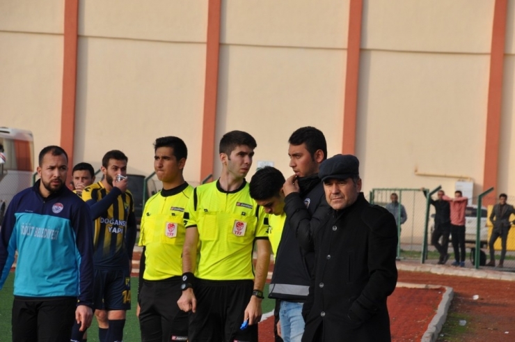 Kırımızı Kart Gören Oyuncunun Su Fırlattığı Hakem Maçı Tatil Etti