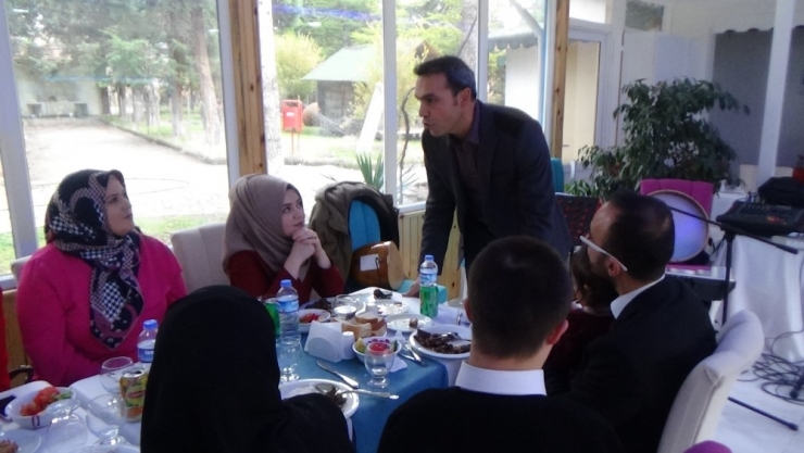 Emet’te Engelliler, İşaret Diliyle Şarkı Söyledi