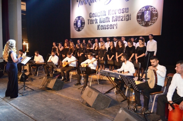 Gençlik Korosu Gönülleri Mest Etti