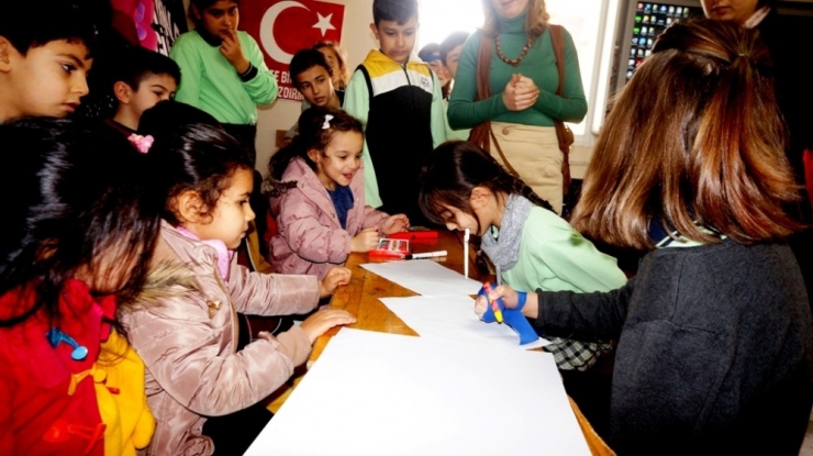 Öğrenciler Engelli Olmanın Zorluklarını Sergiledi