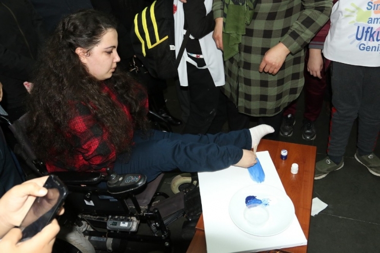 Kollarının Olmaması Resim Yapmasına Engel Olamadı