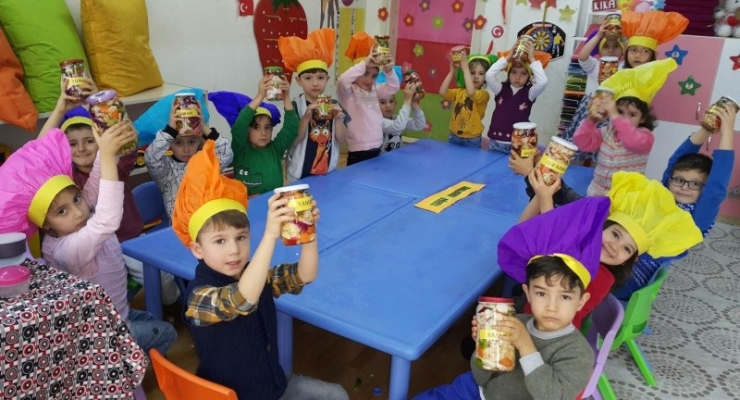Minik Öğrencilerin Turşu Kurma Heyecanı