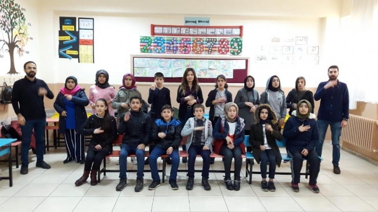 Bingöl’de Öğretmen Ve Öğrencilerin Çalışması Duygulandırdı