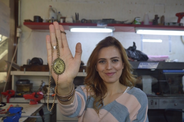 Bebek Ve Çocuk Saçından Kolye Yapıyor