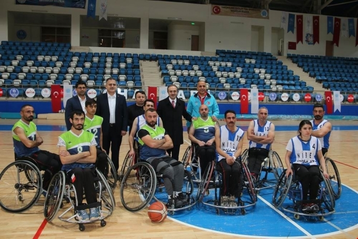 Vali Akbıyık, Engellilerin Basketbol Maçını İzledi