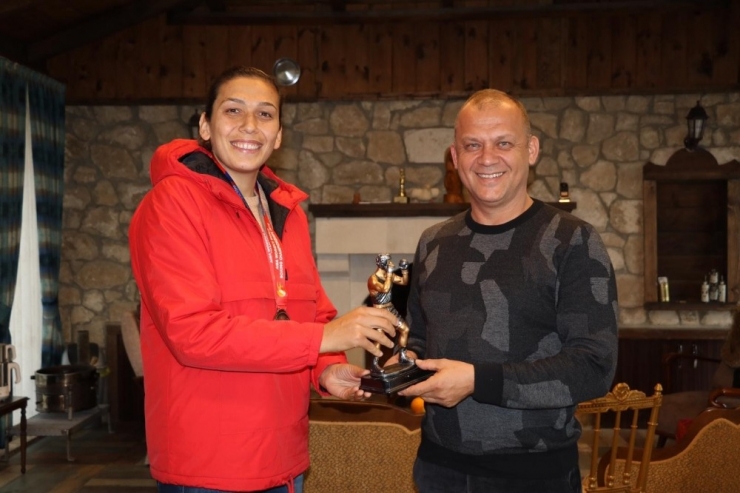 Dünya 3.’sü Güneri’den İşadamı Özçelik’e Ziyaret