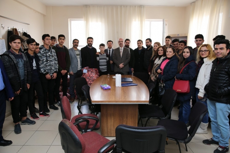 Öğretmen Ve Öğrencilerden Köy Okullarındaki Öğrencilere Yardım