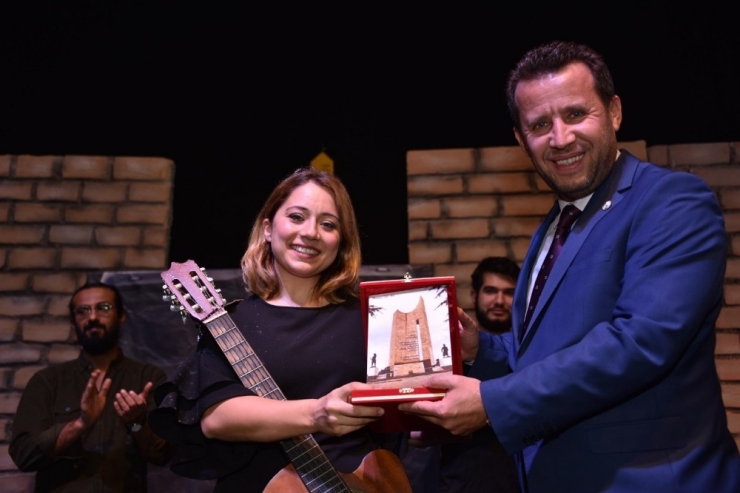 "Otogargara" Oyunu İlgiyle İzlendi