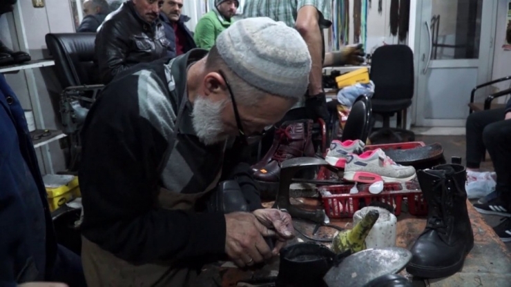 Gelişen Teknolojiye İnat Ayakkabıcılık Mesleğini Yarım Asırdır Sürdürüyor