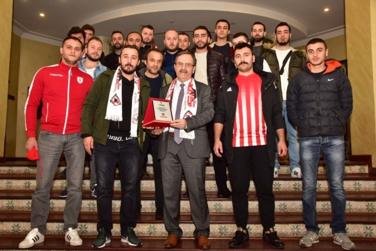 Samsunspor Taraftarından Zihni Şahin’e Plaket