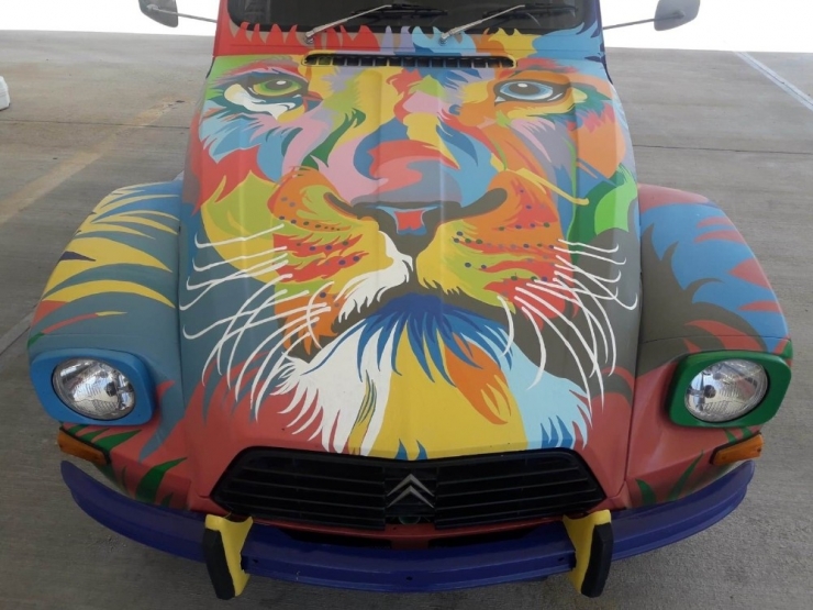 Kadın Ressamdan Antika Otomobile ’Arslan’ Figürü