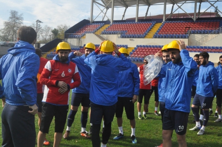 ‘İşçi Milli Takımı’ Antrenmana Madenci Baretiyle Çıktı