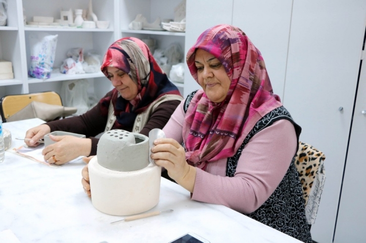 Kadınlar Çamuru Sanata Dönüştürüyor