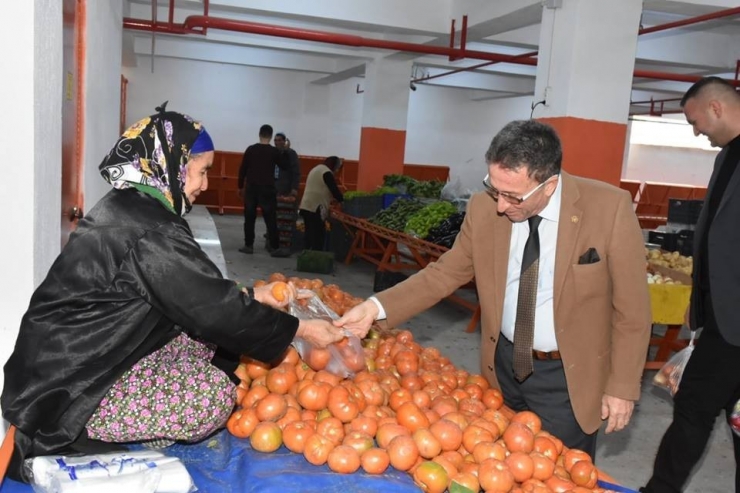 Başkan Saka, Evinin İhtiyaçları İçin Semt Pazarlarını Tercih Ediyor