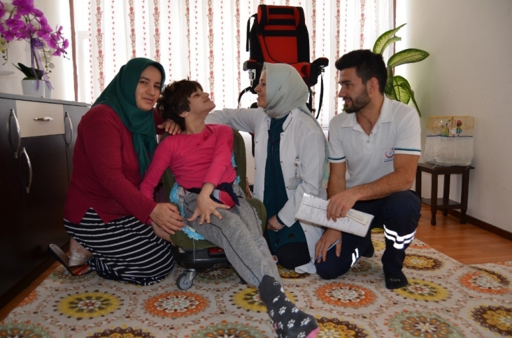 Alanya’da Sağlıkçılar Engelli Bireyleri Evinde Muayene Etti