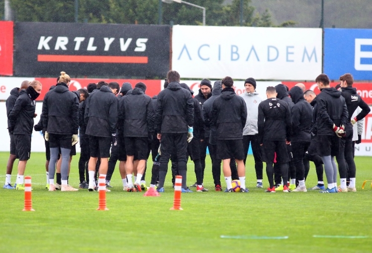 Beşiktaş, Yağmur Altında Çalıştı