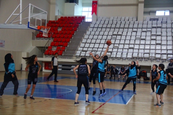 Genç Kızlar Basketbol Müsabakaları Başladı