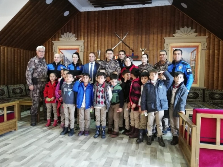 Hakkari’de “Koca Yürekler Minik Kalplerle Buluşuyor” Etkinliği