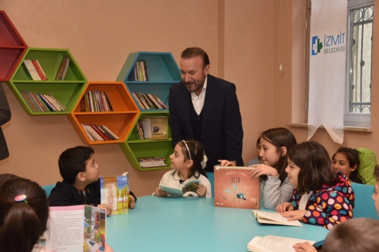 İzmit Belediyesi Mehmetçik İlkokuluna Kütüphane Yaptı