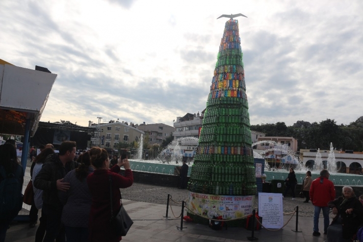Atık Şişelerden Çam Ağacı Yaptılar