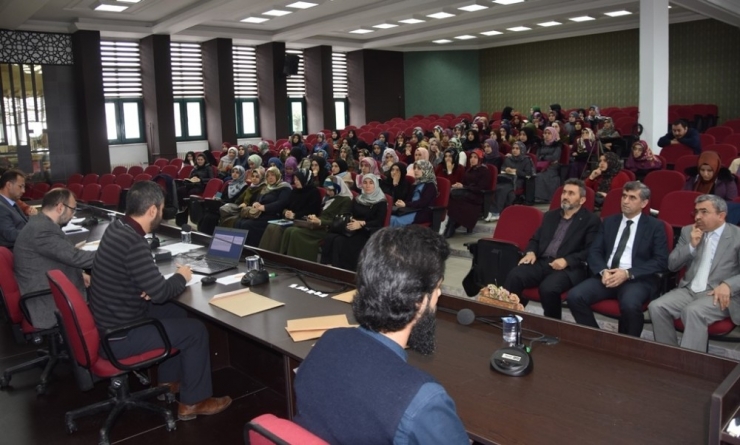 İlahiyat Fakültesi Öğrencileri Hadis Ezberlemede Yarıştı