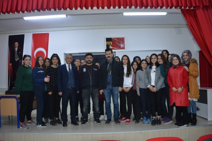 Niksar’da ’Gençlik Ve Güvenli Gelecek’ Semineri Verildi