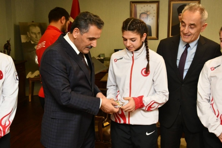 Vali Kaymak’tan Şampiyon Sporculara Altın