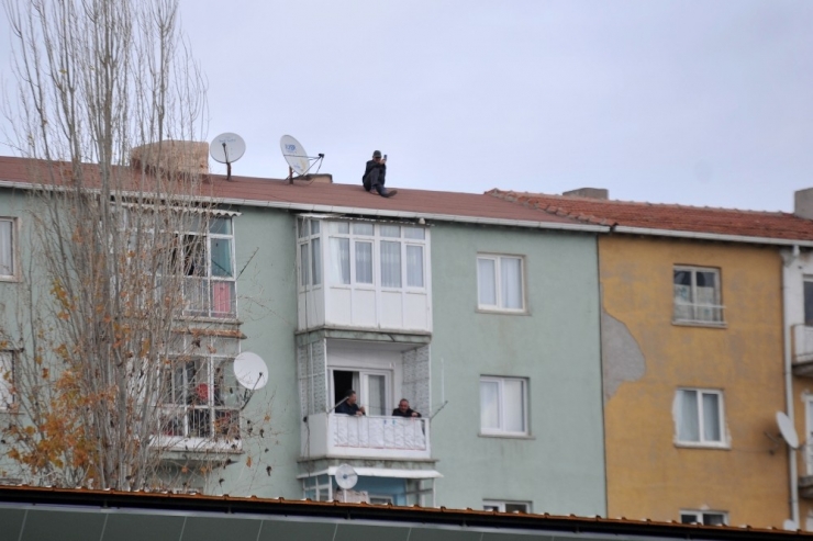 Keçiörengücü - Galatasaray Maçını 6 Katlı Binanın Çatısından Telefon İle Canlı Yayın Yaptı