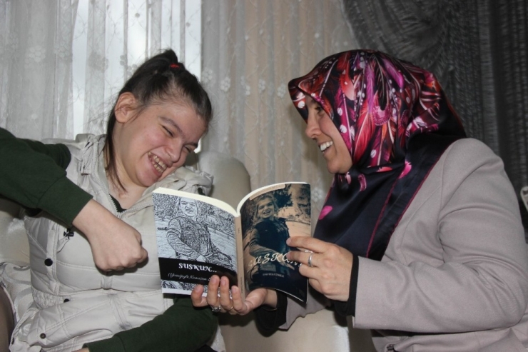 Fiziksel Ve Konuşma Engelli Büşra Tek Parmağı İle Kitap Yazdı