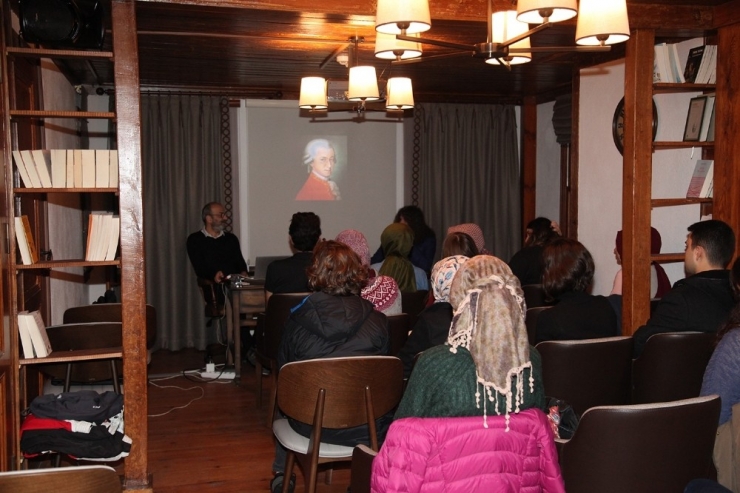 Akademide Dersler Devam Ediyor