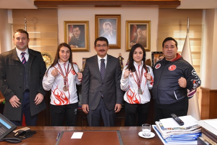 Şampiyonluk Sevinçlerini Başkan Çelik’le Paylaştılar