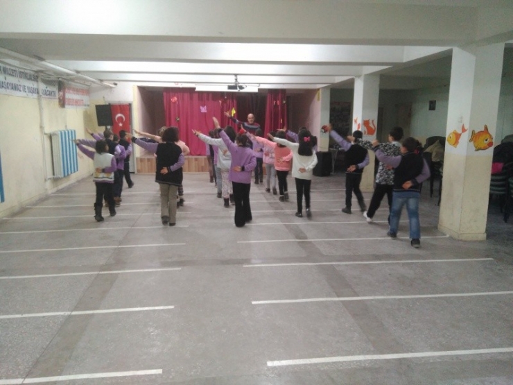 Şuhut’ta Öğrenciler Halk Oyunları Eğitimi Alıyor