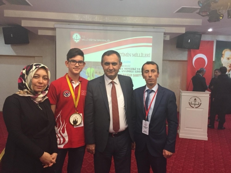 Bakan Selçuk, Avrupa Satranç Şampiyonu Serhat Berat’ı Kabul Etti