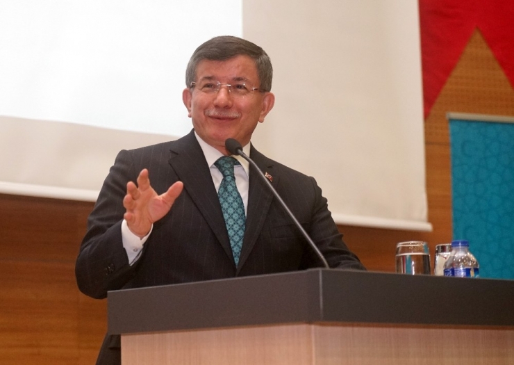 Eski Başbakan Davutoğlu: “Sapkın Bir İdeoloji, 15 Temmuz’u Yapanları Kendi Milletine Saldırmaktan Çekinmeyen Bir Robot Haline Getirdi”