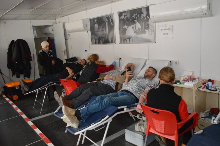 İhh’dan Kızılay’a Kan Bağışı