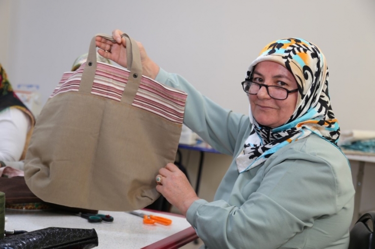 Naylon Poşet Yasağı İçin Kolları Sıvayıp Bez Torba Diktiler