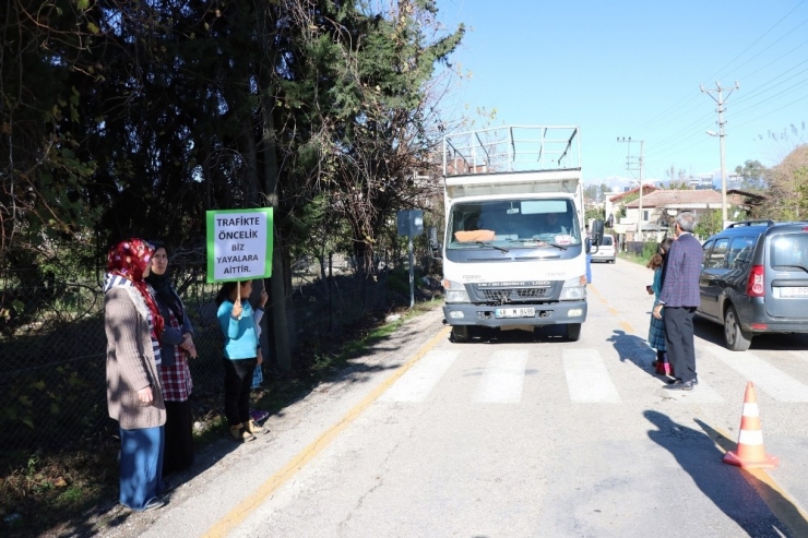 Öğrencilerden Sürücüleri Afişli Uyanı