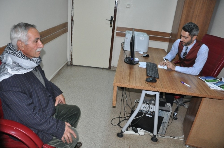 Gündüz Müdürlük Yapıyor, Akşam Hasta Bakıyor