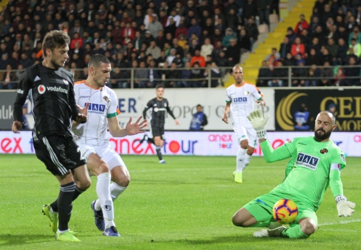 Spor Toto Süper Lig: Aytemiz Alanyaspor: 0 - Beşiktaş: 0 (İlk Yarı)
