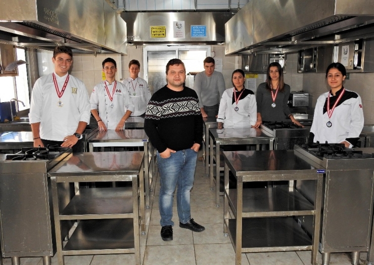 Çeşmeli Öğrencinin Damla Sakızı Ve Arapsaçı İle Yaptığı Karides Yemeği Altın Madalya Kazandı